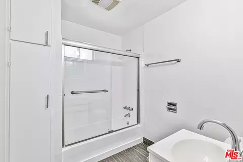 Bath - 727 Olive Ave, Long Beach, CA 90813 photo 3 of 5