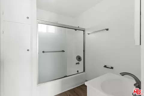 Bath - 727 Olive Ave, Long Beach, CA 90813 photo 2 of 5
