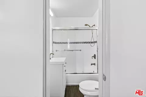 Bath - 727 Olive Ave, Long Beach, CA 90813 photo 4 of 5