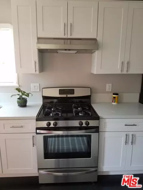 Kitchen - 727 Olive Ave, Long Beach, CA 90813 photo 4 of 5