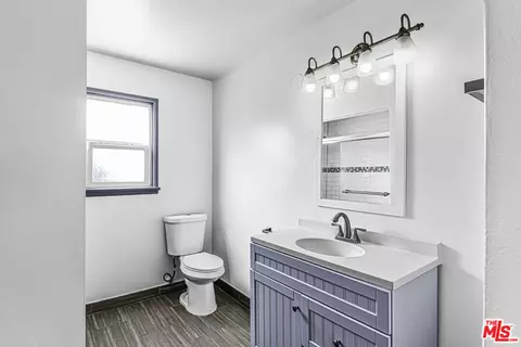 Bath - 727 Olive Ave, Long Beach, CA 90813 photo 5 of 5