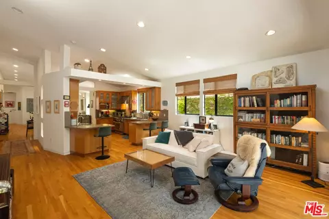 Living - 2005 Walnut Ave, Venice, CA 90291 photo 7 of 8