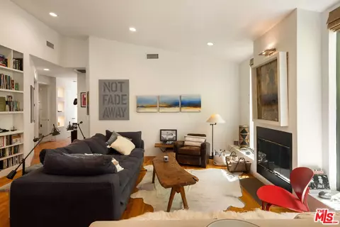 Living - 2005 Walnut Ave, Venice, CA 90291 photo 5 of 8