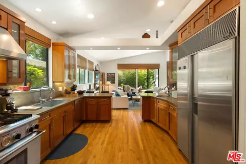 Kitchen - 2005 Walnut Ave, Venice, CA 90291 photo 3 of 4
