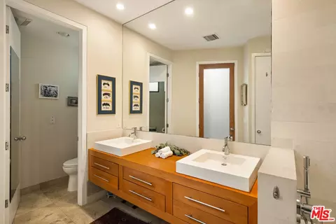 Bath - 2005 Walnut Ave, Venice, CA 90291 photo 5 of 5