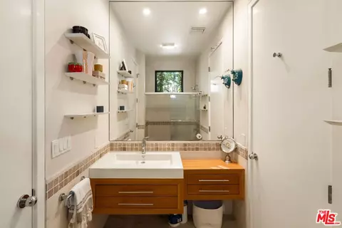 Bath - 2005 Walnut Ave, Venice, CA 90291 photo 2 of 5