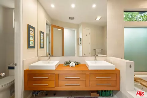 Bath - 2005 Walnut Ave, Venice, CA 90291 photo 3 of 5