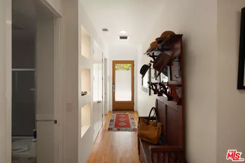 Entry Way - 2005 Walnut Ave, Venice, CA 90291 photo 1 of 1