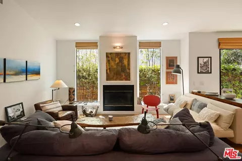 Living - 2005 Walnut Ave, Venice, CA 90291 photo 2 of 8