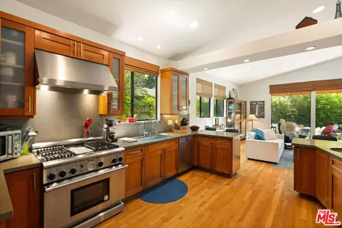 Kitchen - 2005 Walnut Ave, Venice, CA 90291 photo 4 of 4