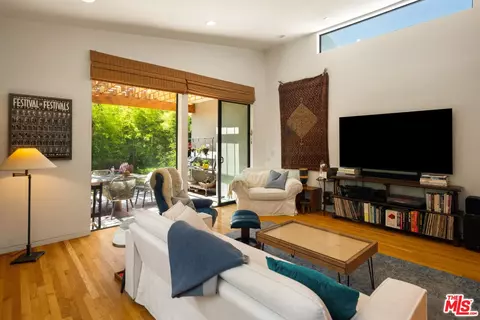 Living - 2005 Walnut Ave, Venice, CA 90291 photo 8 of 8