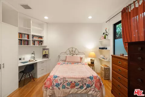 Bedroom - 2005 Walnut Ave, Venice, CA 90291 photo 3 of 10