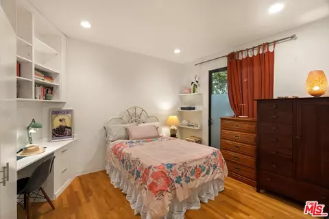 Bedroom - 2005 Walnut Ave, Venice, CA 90291 photo 4 of 10