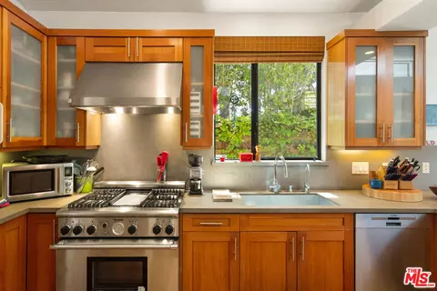 Kitchen - 2005 Walnut Ave, Venice, CA 90291 photo 2 of 4