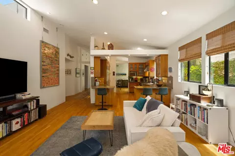 Living - 2005 Walnut Ave, Venice, CA 90291 photo 6 of 8