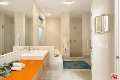 Bath - 2005 Walnut Ave, Venice, CA 90291 photo 4 of 5