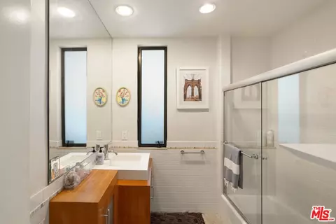 Bath - 2005 Walnut Ave, Venice, CA 90291 photo 1 of 5