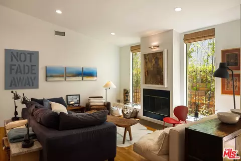Living - 2005 Walnut Ave, Venice, CA 90291 photo 4 of 8