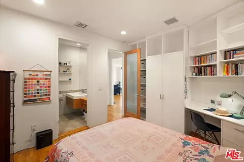 Bedroom - 2005 Walnut Ave, Venice, CA 90291 photo 5 of 10