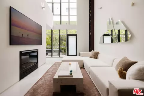 825 N Kings Rd #2, West Hollywood, CA 90069