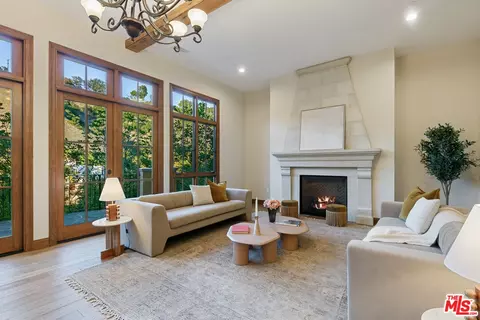 Living - 3911 Oeste Ave, Studio City, CA 91604 photo 7 of 7