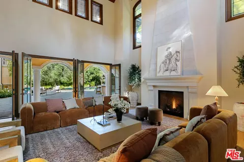 Living - 3911 Oeste Ave, Studio City, CA 91604 photo 2 of 7