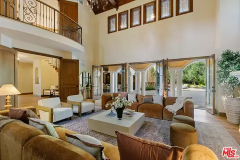 Living - 3911 Oeste Ave, Studio City, CA 91604 photo 3 of 7