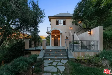 Exterior - 3911 Oeste Ave, Studio City, CA 91604 photo 11 of 17