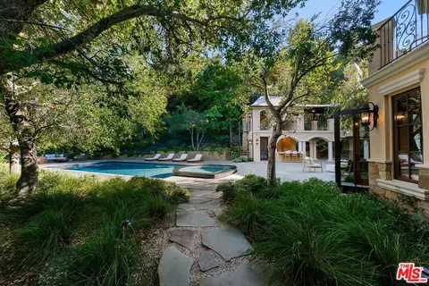 Exterior - 3911 Oeste Ave, Studio City, CA 91604 photo 6 of 17