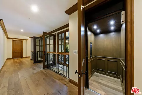 Entry Way - 3911 Oeste Ave, Studio City, CA 91604 photo 2 of 2