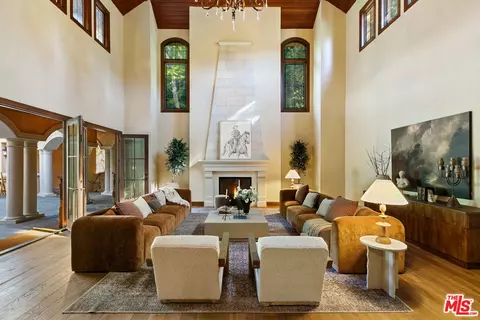 Living - 3911 Oeste Ave, Studio City, CA 91604 photo 1 of 7
