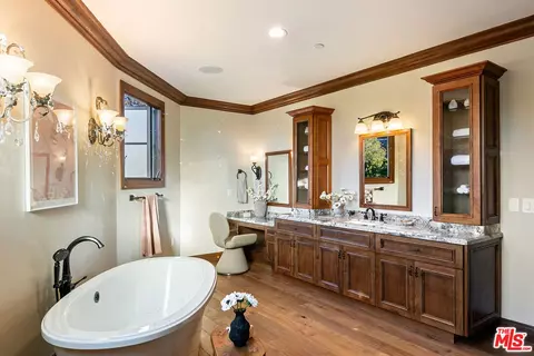 Bath - 3911 Oeste Ave, Studio City, CA 91604 photo 2 of 4