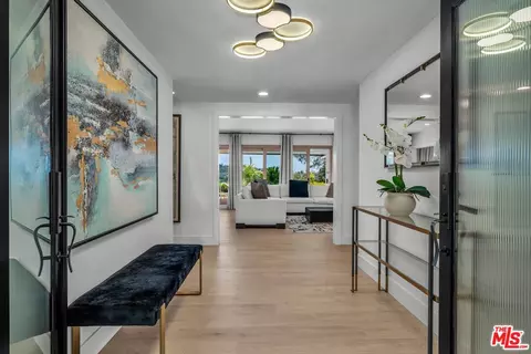 2144 Banyan Dr, Los Angeles, CA 90049