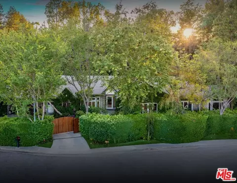 19012 Dorlon Dr, Tarzana, CA 91356