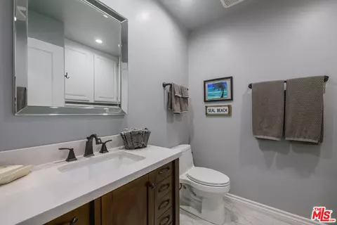 Bath - 118 3rd St, Seal Beach, CA 90740 photo 1 of 6