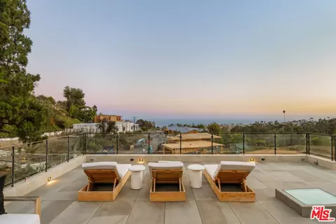 1205 Las Lomas Pl, Pacific Palisades, CA 90272
