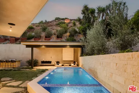 1205 Las Lomas Pl, Pacific Palisades, CA 90272