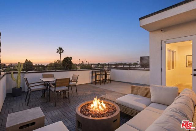 6716 N Royce Ln, Van Nuys, CA 91411