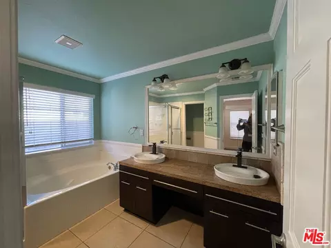 Bath - 3045 E Newgrove St, Lancaster, CA 93535 photo 2 of 4
