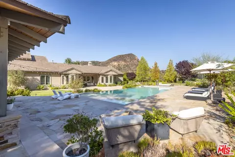 2052 Shadow Creek Dr, Agoura Hills, CA 91301