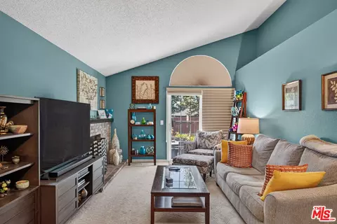 Living - 930 Bartlett Pl, Windsor, CA 95492 photo 3 of 7