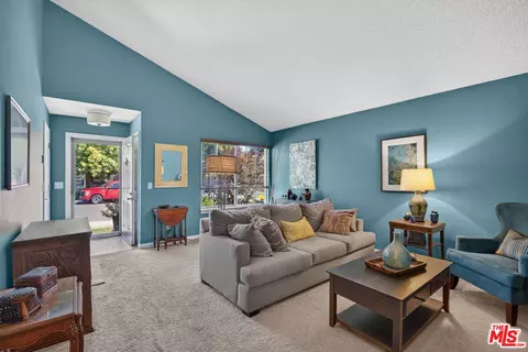Living - 930 Bartlett Pl, Windsor, CA 95492 photo 2 of 7