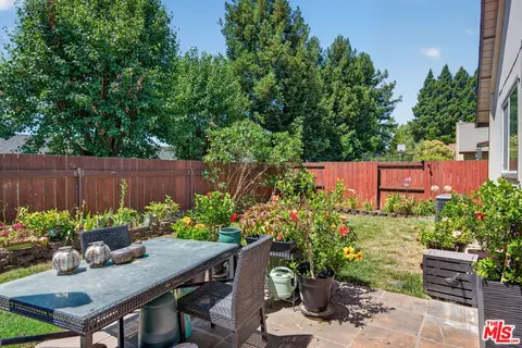 Exterior - 930 Bartlett Pl, Windsor, CA 95492 photo 3 of 5