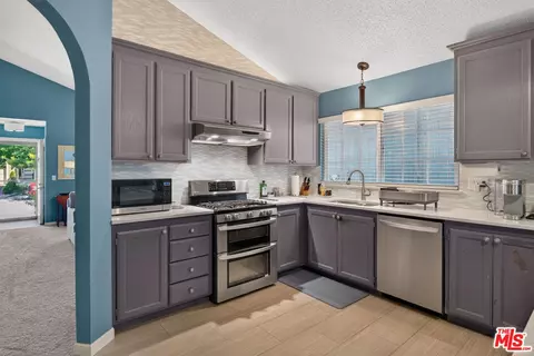 Kitchen - 930 Bartlett Pl, Windsor, CA 95492 photo 3 of 5