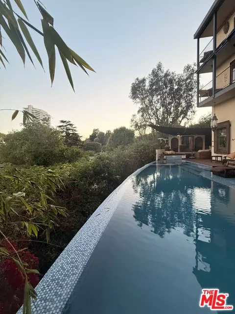9140 St Ives Dr, Los Angeles, CA 90069