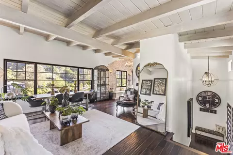 6335 Grape Pl, Los Angeles, CA 90068