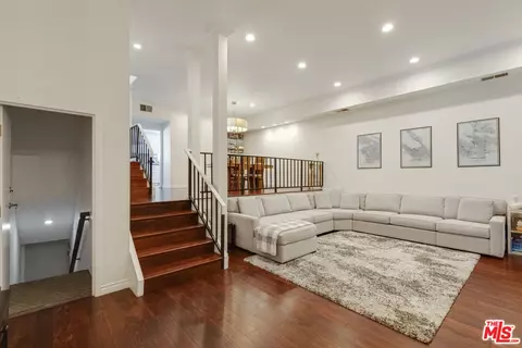 5215 White Oak Ave #2, Encino, CA 91316