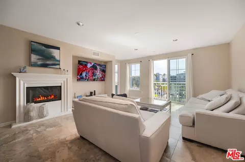 Living - 1542 Seabridge Ln, Oxnard, CA 93035 photo 1 of 2