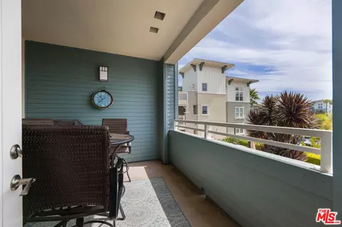 Exterior - 1542 Seabridge Ln, Oxnard, CA 93035 photo 3 of 9