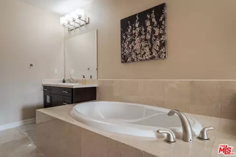Bath - 1542 Seabridge Ln, Oxnard, CA 93035 photo 3 of 3